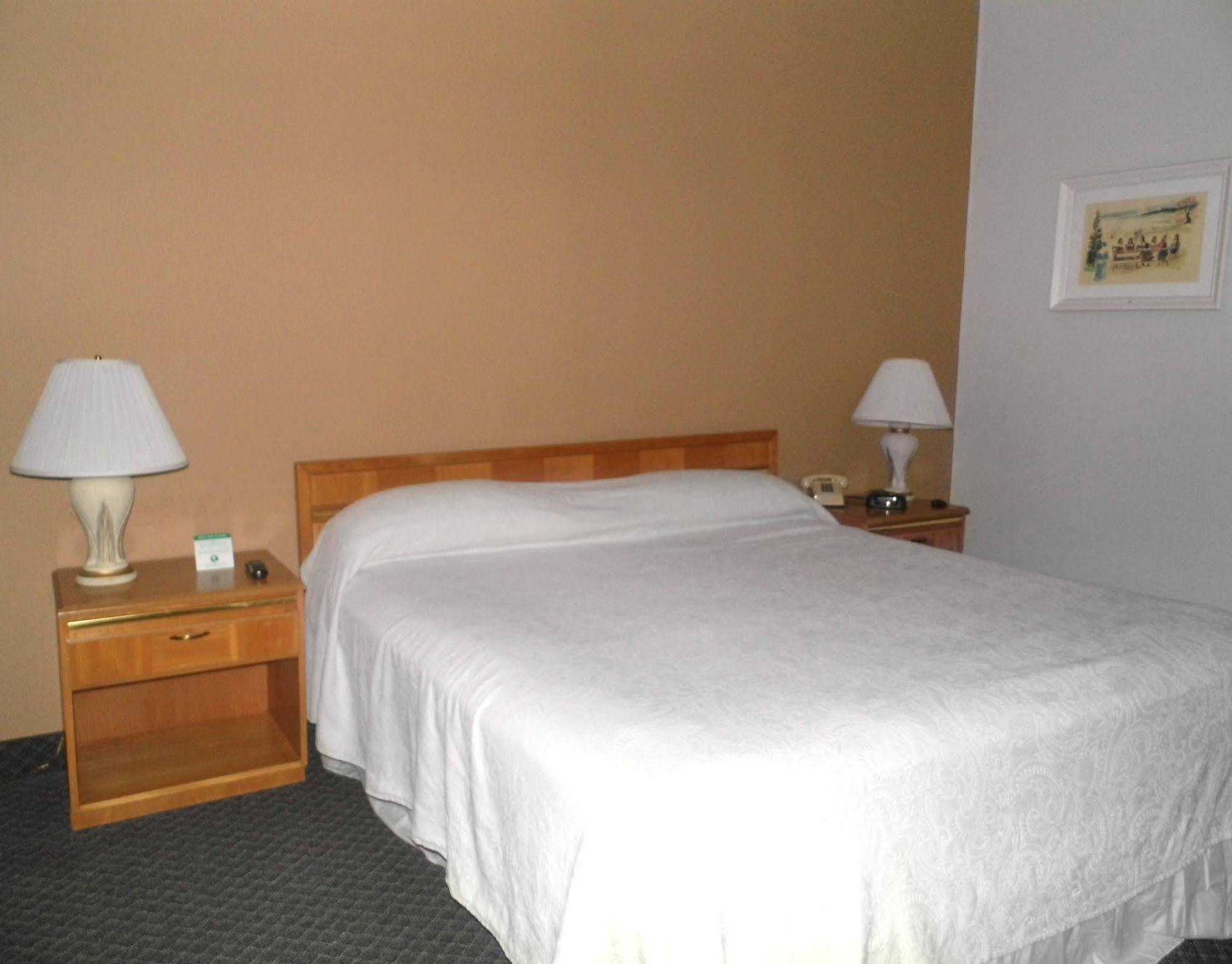 Bradford Inn And Suites Плимут Экстерьер фото