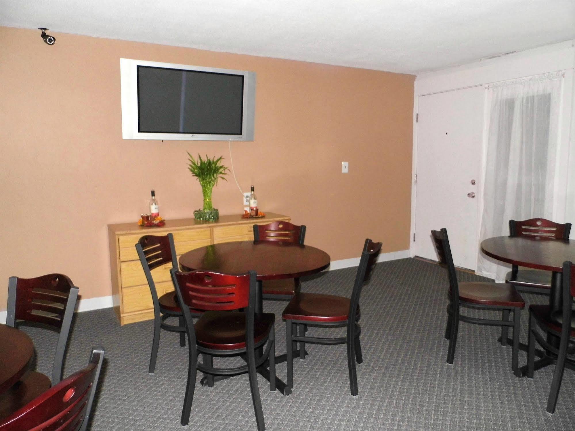 Bradford Inn And Suites Плимут Экстерьер фото