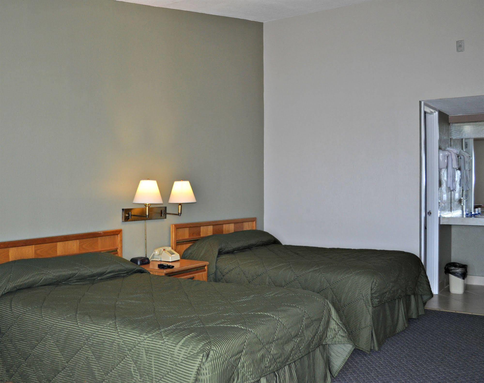 Bradford Inn And Suites Плимут Экстерьер фото